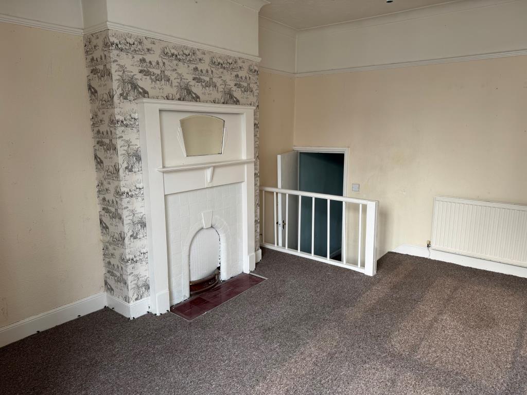 Lot: 26 - TWO-BEDROOM TOWN CENTRE GARDEN FLAT - View of the Lounge from the front